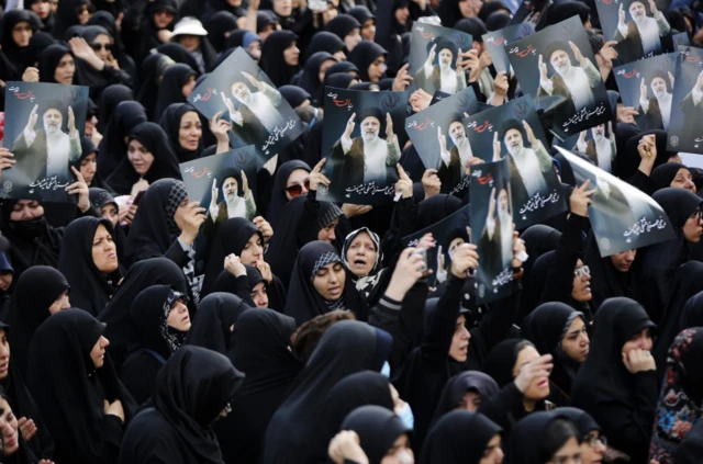 तेहरान में महिलाएं रईसी की मौत का मातम मनाते हुए. तारीख़- 20 मई 2024