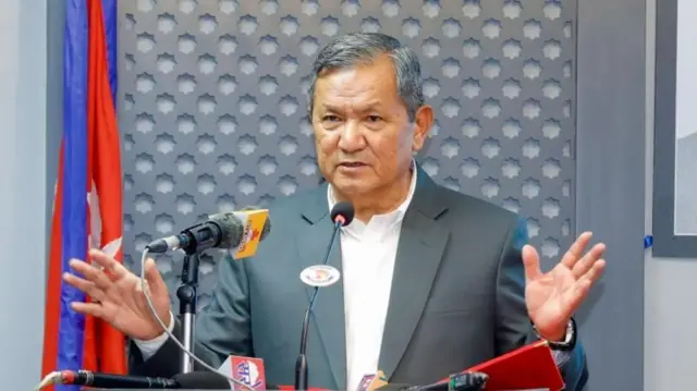 नेपाल सरकारको नियमित पत्रकार सम्मेलनमा सूचना तथा सञ्चार प्रविधि मन्त्री पृथ्वी सुब्बा गुरुङ 