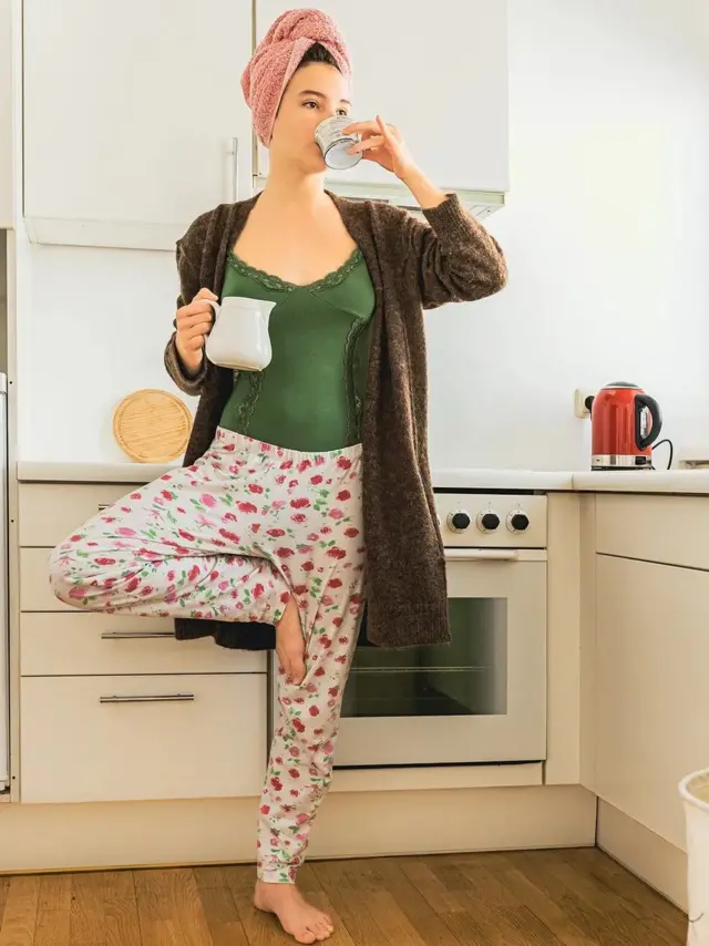 Café du matin en posture de yoga chez une adolescente