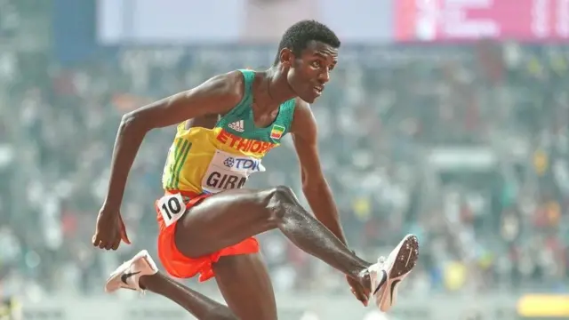 Lammeechaa Girmaan Olompikii Tookiyoorratti fiigicha gufachiisaa 3000m'n meetii fiduun seenaa waggaa dheeraa dura galmaa'e irra deebi'e