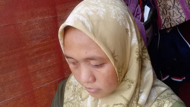 Yuli Yasmi bersama ketiga anaknya mengunjungi keluarga besar tanpa didampingi suami.