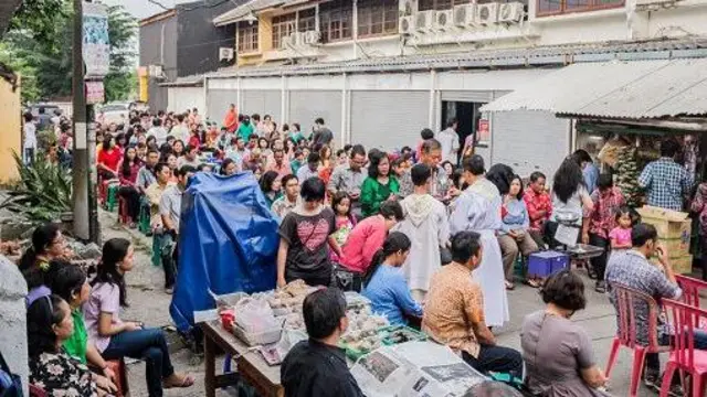 Jemaat Gereja Santa Clara di Bekasi, Jawa Barat, merayakan misa Minggu Suci di pinggri jalan.