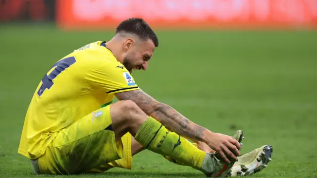 لاعب نادي لاتسيو ماريو غيلا يتألم بعد تعرضه لإصابة خلال مباراة في الدوري الإيطالي مع إنتر ميلان في ملعب جوزيبي مياتزا