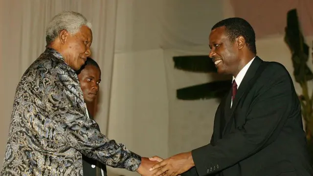 Pierre Buyoya aramukanya na Nelson Mandela yahoze atwara Afrika y'epfo