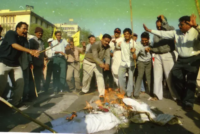 માધવપુરા બૅન્કના થાપણદારોએ વિરોધ પ્રદર્શનમાં દેવેન્દ્ર પંડ્યાના પુતળાનું દહન કર્યું હતું