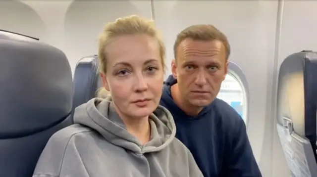 Alexei Navalny y Yulia Navalnaya en el avión que los llevó de regreso a Moscú en 2021.