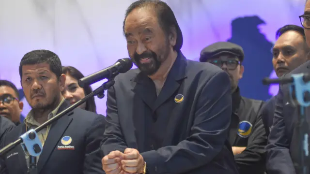 Ketua Umum Partai NasDem Surya Paloh (tengah) didampingi jajaran pengurus partai memberikan keterangan pers pascapenahanan Sekjen Partai NasDem yang juga Menkominfo Johnny G. Plate