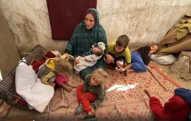 ગાઝામાં યુદ્ધની સ્થિતિ વચ્ચે પોતાની બહેનને ખભે નાખીને લઈ જતી આ છોકરીનો વીડિયો હાલ ખૂબ જ વાયરલ થઈ રહ્યો છે.