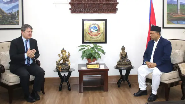 एपीजीका अधिकारी डेभिड श्याननसँग भेट्दै परराष्ट्रमन्त्री शिशिर खनाल