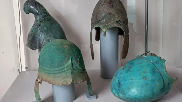 Шлемы воинов.