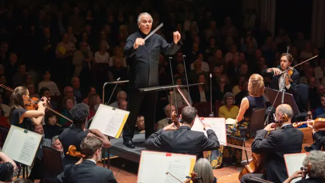 سر مارک الدر پس از اجرای سمفونی پنج مالر برای همیشه از مخاطبانش خداحافظی کرد. 