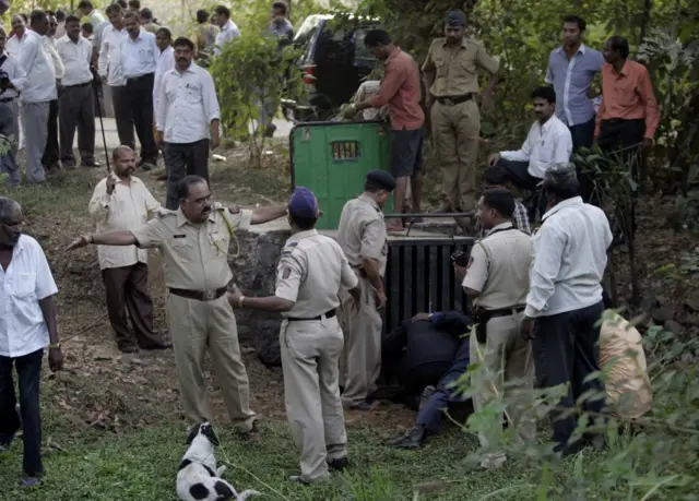 वन्य प्राण्यांच्या उपस्थितीबाबत माहित घेणारे वनविभागाचे अधिकारी.