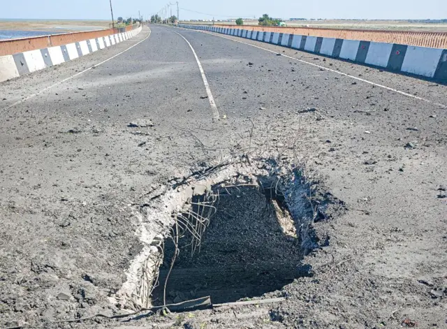 Дыра в мосту в Чонгаре
