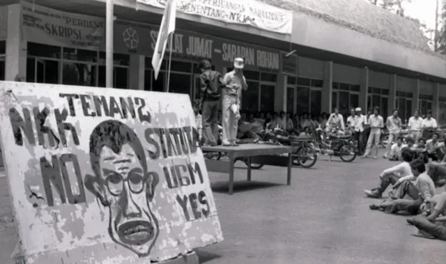 Mahasiswa Universitas Gadjah Mada (UGM) melakukan unjuk rasa menentang NKK/BKK di depan Gelora Mahasiswa UGM, Yogyakarta, 1980.