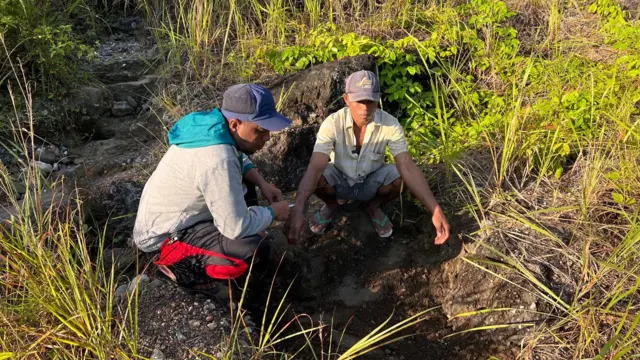 Abdi dan Iwan mengamati sarang maleo di wilayah Maleo Raja.