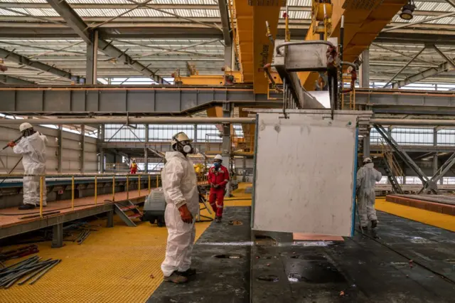 Des ouvriers traitent des plaques de cuivre dans une usine de la mine industrielle Tenke Fungurume, dans la province de Lualaba.