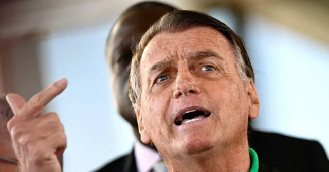 Jair Bolsonaro falando e com o dedo indicador em riste