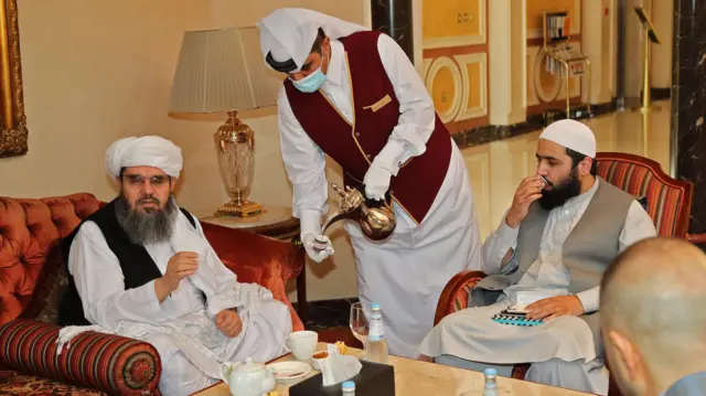 شهاب الدین دلاور در حال نوشیدن چای