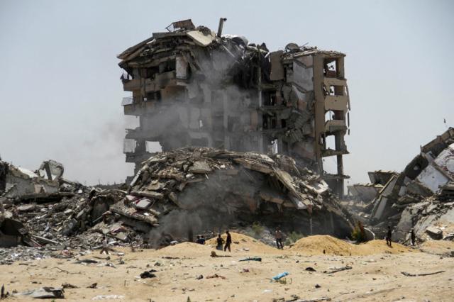 مبنى مدمر في شمال غزة نتيجة القصف الإسرائيلي
