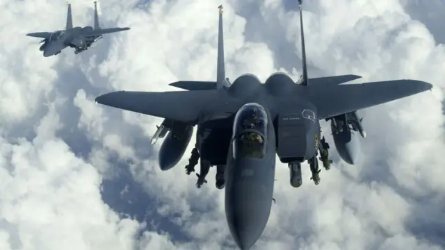 இரண்டு F-15E ஸ்டிரைக் ஈகிள் போர் விமானங்களின் கோப்புப் படம்.