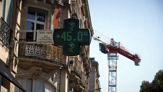 Аптечный термометр показывает 45°C в Тулузе, Франция, 12 августа
