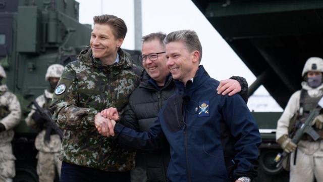 (راست به چپ): آنتی هاکانن، وزیر دفاع فنلاند، بیورن آرلید گرام، وزیر دفاع نروژ و پال یانسون،‌ وزیر دفاع سوئد