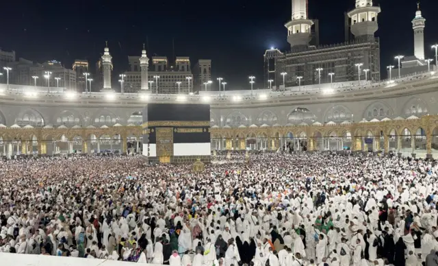 மெக்காவில் முஸ்லிம்களின் புனித இடத்தை ஆயுதக் குழுவினர் கைப்பற்றிய போது நடந்தது என்ன?