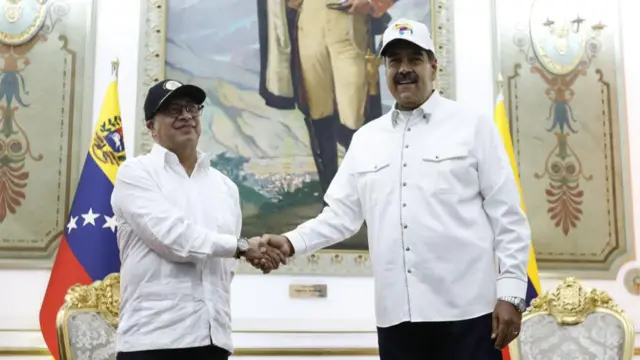 Petro y Maduro, fotografiados con camisa blanca en Caracas en 2024, antes de las controvertidas elecciones cuyo resultado no es reconocido por el presidente colombiano.