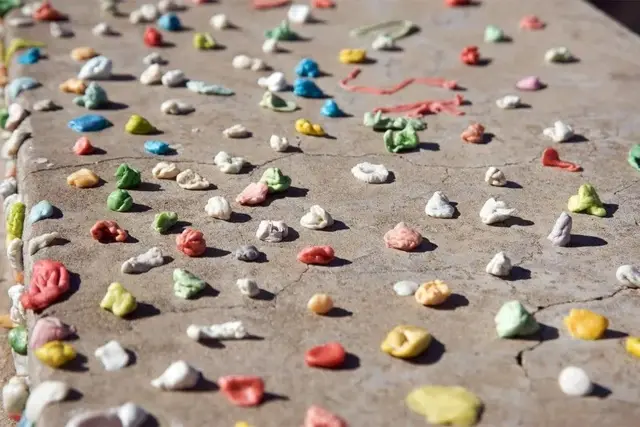 ብዙሕ ሕብሪ ዘለዎ ስብስብ ማስቲካ ኣብ ኣመሪካ ኣብ ዝርከብ ግድብ ሁቨር