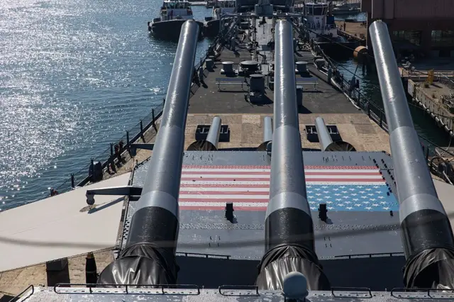 سان بيدرو، كاليفورنيا - ٧ ديسمبر: ميناء لوس أنجلوس كما يُرى من أعلى حاملة الطائرات الأمريكية 