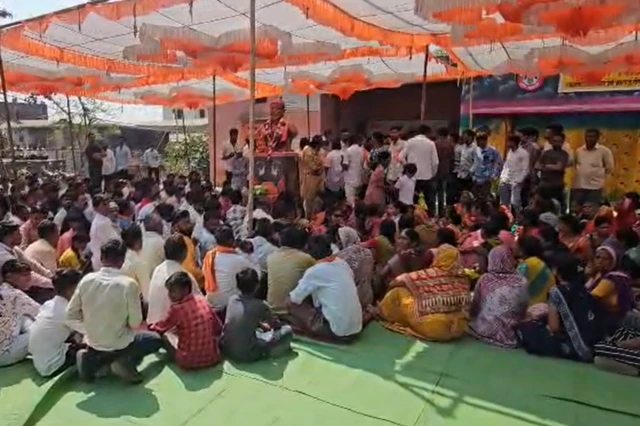 परवानगी नसताना अशा प्रकारे रातोरात पुतळे बसवण्यात आल्याने वादाची, विटंबनेची आणि सामाजिक सलोखा बिघडण्याची तलवार सतत प्रशासनावर टांगती आहे.