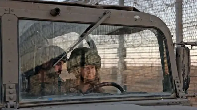 Tentara perempuan Israel berpatroli di sepanjang perbatasan Israel-Mesir.