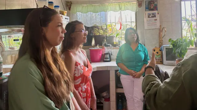 Nereida charlando con el grupo de turistas en su casa. 