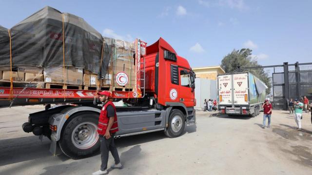 شاحنة مساعدات برية تدخل إلى غزة