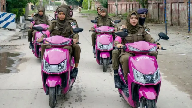 ਸਕੂਟਰ ਚਲਾਉਂਦੀਆਂ ਔਰਤਾਂ ਦੀ ਤਸਵੀਰ
