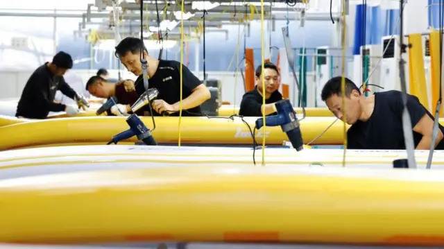 मेक्सिको आणि कॅनडा या दोन्ही देशांच्या अर्थव्यवस्थेत अमेरिकेला होणाऱ्या निर्यातीचा वाटा सुमारे 20% आहे. त्यामुळं हे टॅरिफ त्यांच्या अर्थव्यवस्थांना मंदीकडे ढकलू शकतं.