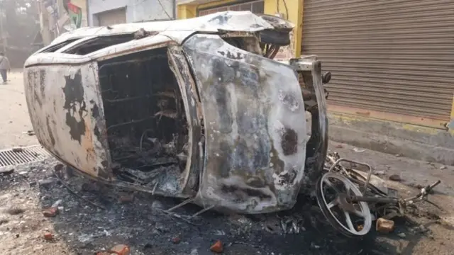 संभलमध्ये लोकांनी कार पेटवली