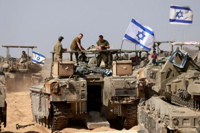 Tanques y soldados israelíes.