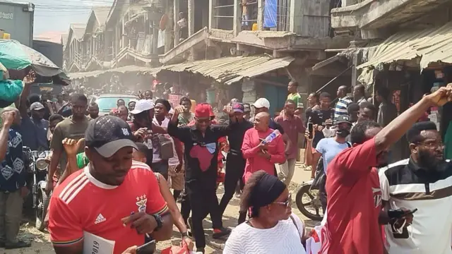 Awọn oluwọde n wọde laarin igboro.