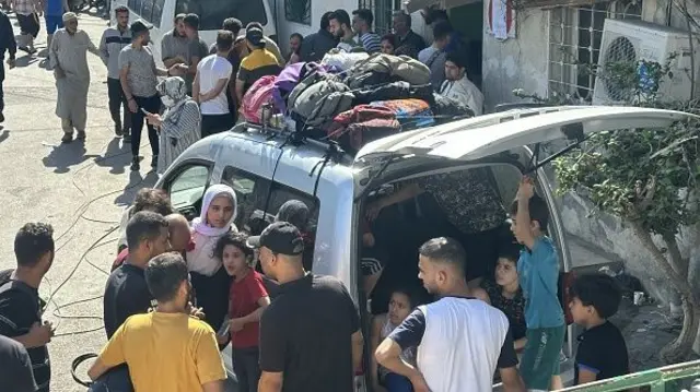 උතුරු ගාසාහි වෙසෙන සිවිල් වැසියන්ට දකුණු ගාසා වෙත යා යුතු බවට ඊශ්‍රායලය කළ අනතුරු ඇඟවීමෙන් පසු සිවිල් වැසියෝ උතුරු ගාසා තීරයෙන් මෝටර් රථ, ට්‍රක් රථවල පිටුපස නැග සහ පාගමනින් පලා යමින් සිටිති.