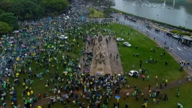 Manifestantes bolsonaristas ao redorbaixar bwinestátua no parque do Ibirapuera,baixar bwinSão Paulo