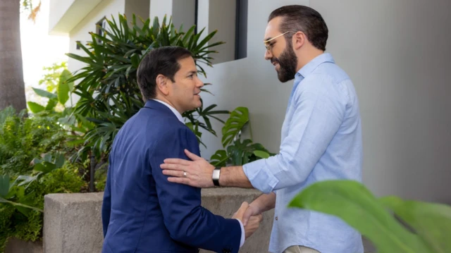 Marco Rubio, secretario de Estado de Estados Unidos, y Nayib Bukele, presidente de El Salvador, se estrechan la mano en Casa Presidencial, San Salvador, El Salvador, el 4 de febrero de 2025.