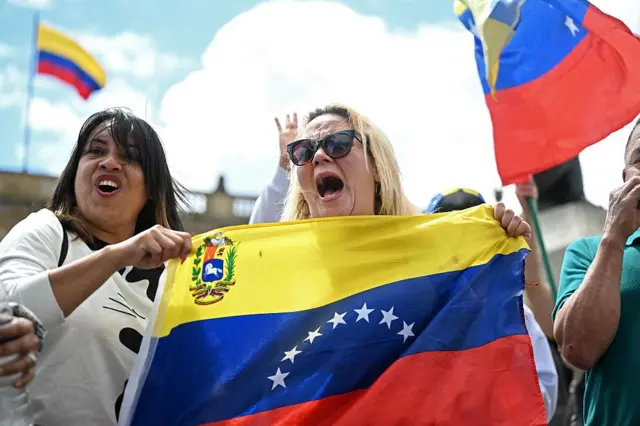 Женщины с флагами