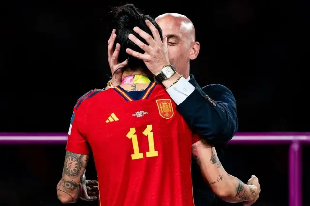 Presiden Federasi Sepak Bola Spanyol Luis Rubiales mencium Jennifer Hermoso dari Spanyol saat upacara penyerahan medali pada pertandingan Final Piala Dunia Wanita.