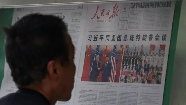 北京街頭某讀報欄前一位市民查看當天中共《人民日報》對習近平與特朗普會晤的頭版頭條報導（15/5/2026）