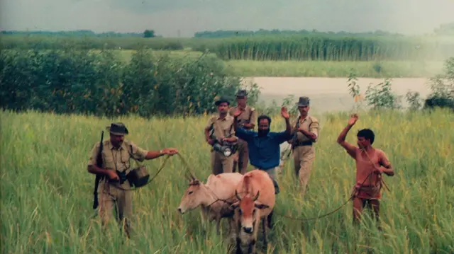 গরু পাচারকারীদের ধরে নিয়ে যাচ্ছে বিএসএফ (ফাইল ছবি)