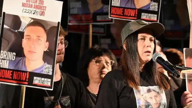 د یرغملو کورنۍ د یوه لاریون په ترڅ کې ښکاري.