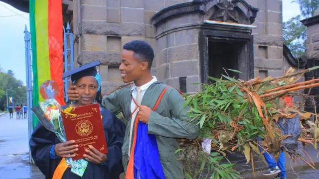 መንእሰይ ኤፍሬም በለጠ ምስ ወለዲቱ
