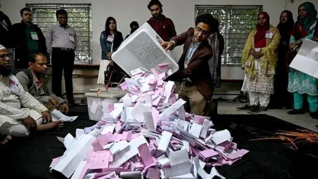 গণভোটে হ্যাঁ জয়ী হয়েছে বলে জানিয়েছে নির্বাচন কমিশন