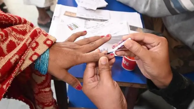 தேர்தலில் பெண்ணின் விரலில் மை வைக்கப்படுகிறது 